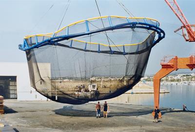 Una de les gàbies de la piscifactoria, a punt de ser traslladada al mar. Eix